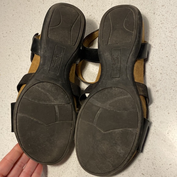 NATURAL SOUL Women's Aaliyah Sandal, Black - Picture 5 of 5